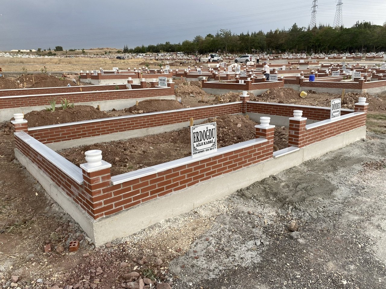 Aile Mezarlığı Duvarı
